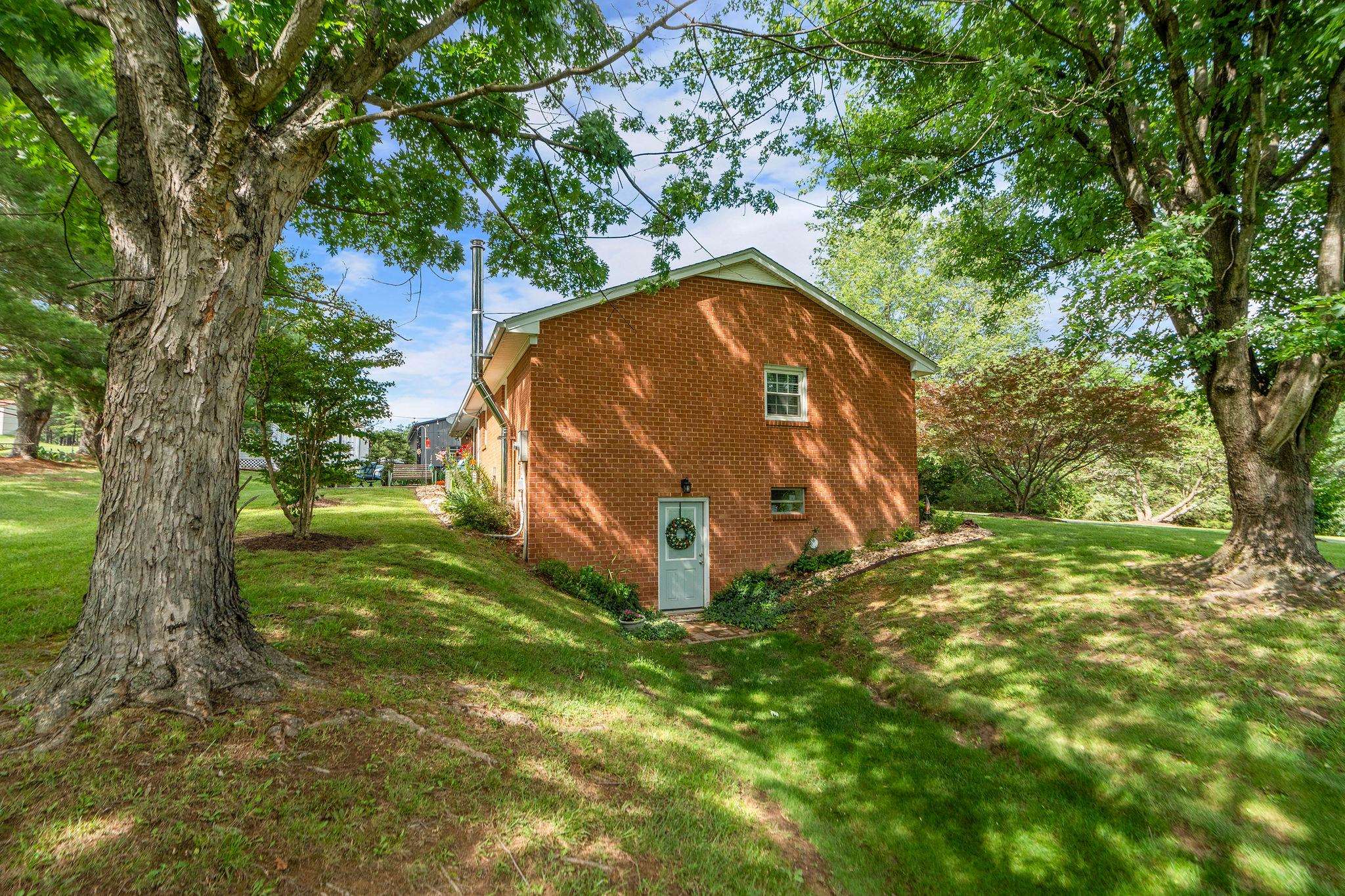 2737 BARRENRIDGE RD, STAUNTON, Virginia 24401, 2 Bedrooms Bedrooms, ,2 BathroomsBathrooms,Residential,2737 BARRENRIDGE RD,666244 MLS # 666244