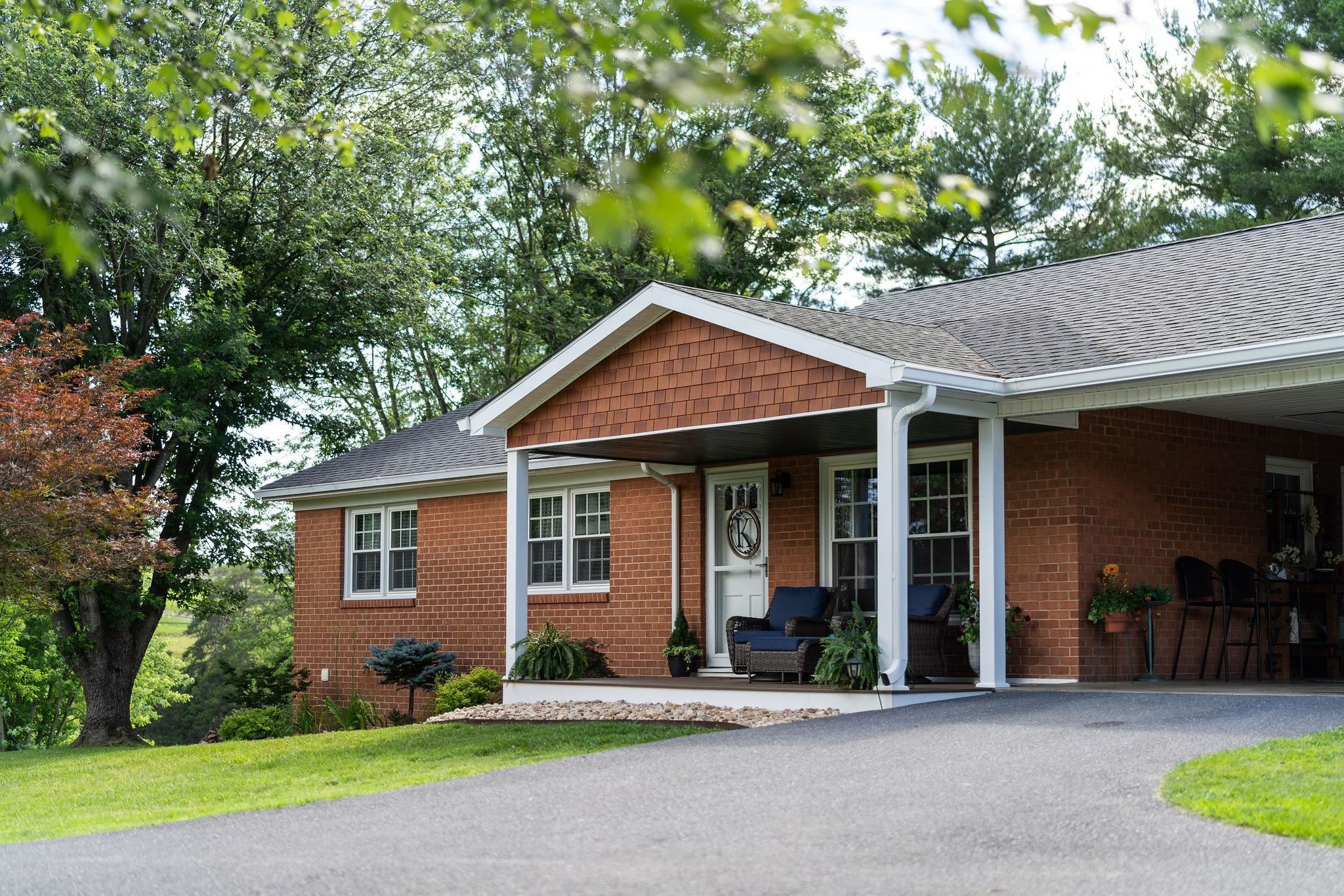 2737 BARRENRIDGE RD, STAUNTON, Virginia 24401, 2 Bedrooms Bedrooms, ,2 BathroomsBathrooms,Residential,2737 BARRENRIDGE RD,666244 MLS # 666244