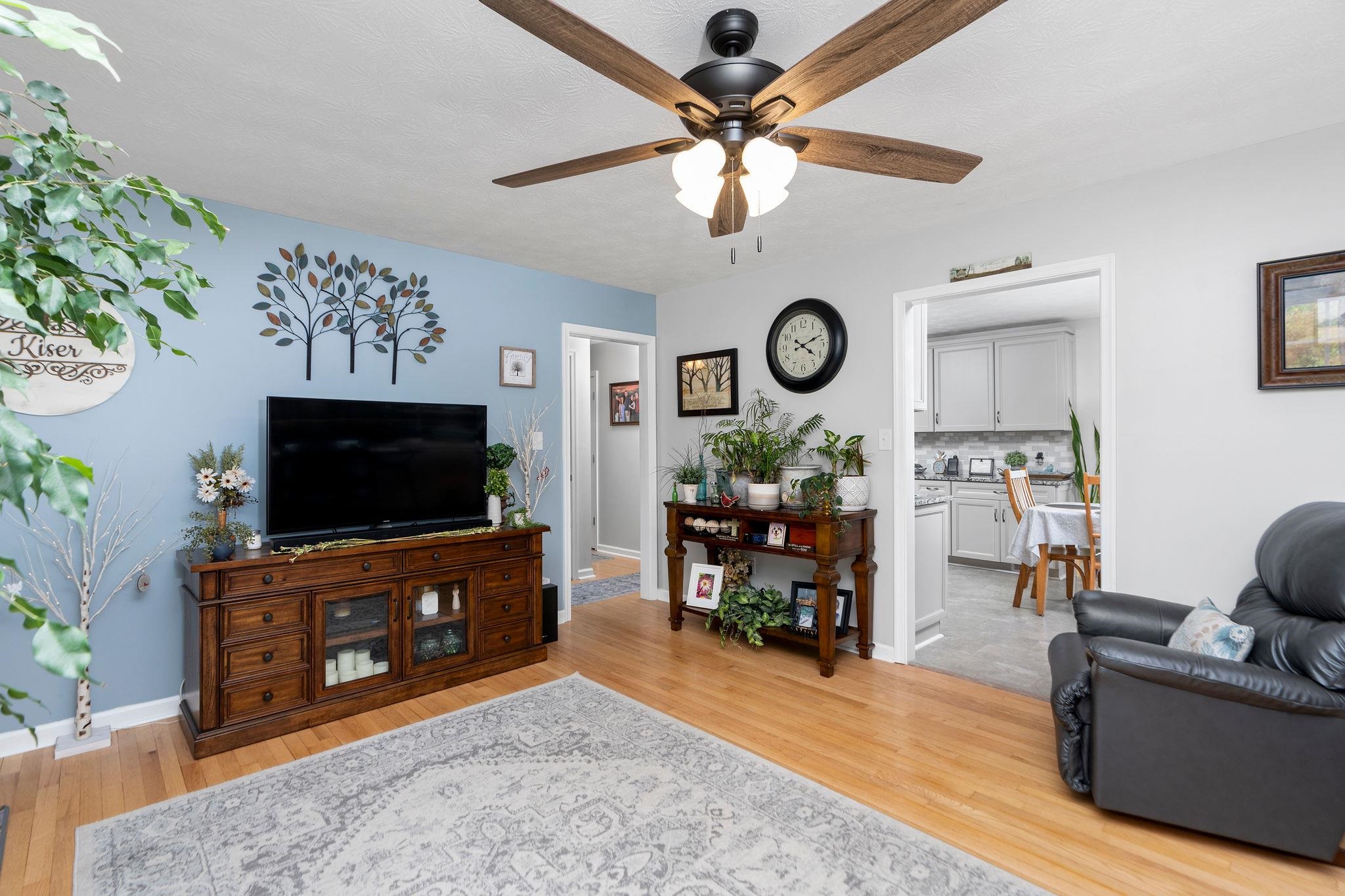 2737 BARRENRIDGE RD, STAUNTON, Virginia 24401, 2 Bedrooms Bedrooms, ,2 BathroomsBathrooms,Residential,2737 BARRENRIDGE RD,666244 MLS # 666244