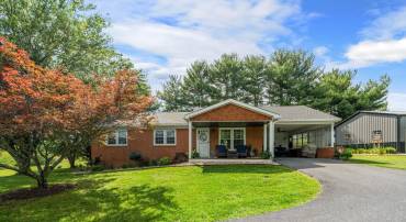 2737 BARRENRIDGE RD, STAUNTON, Virginia 24401, 2 Bedrooms Bedrooms, ,2 BathroomsBathrooms,Residential,2737 BARRENRIDGE RD,666244 MLS # 666244