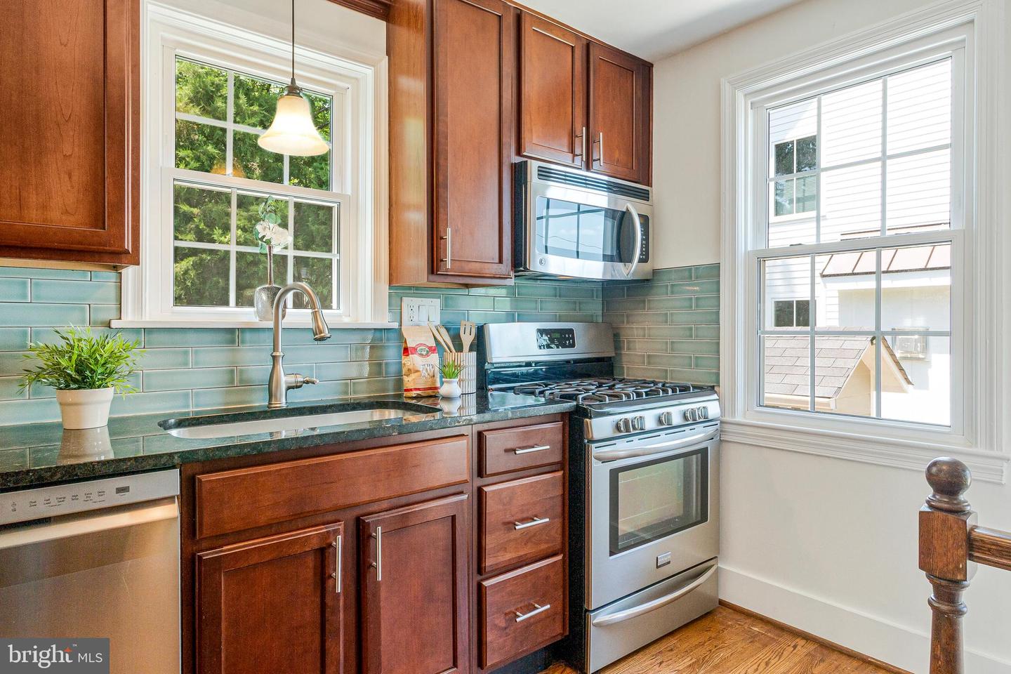 970 N LONGFELLOW ST, ARLINGTON, Virginia 22205, 3 Bedrooms Bedrooms, ,2 BathroomsBathrooms,Residential,For sale,970 N LONGFELLOW ST,VAAR2057934 MLS # VAAR2057934