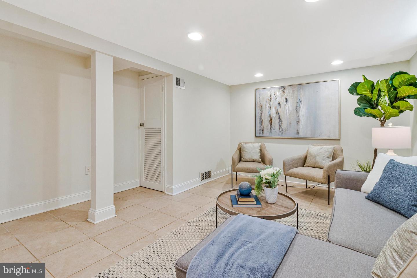 970 N LONGFELLOW ST, ARLINGTON, Virginia 22205, 3 Bedrooms Bedrooms, ,2 BathroomsBathrooms,Residential,For sale,970 N LONGFELLOW ST,VAAR2057934 MLS # VAAR2057934