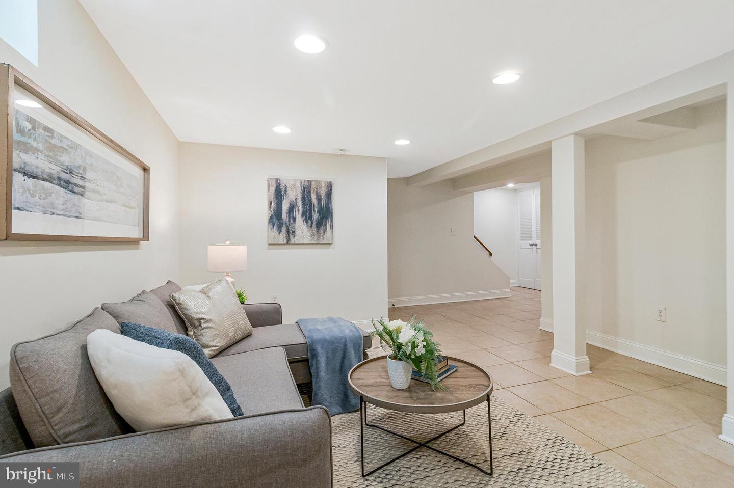 970 N LONGFELLOW ST, ARLINGTON, Virginia 22205, 3 Bedrooms Bedrooms, ,2 BathroomsBathrooms,Residential,For sale,970 N LONGFELLOW ST,VAAR2057934 MLS # VAAR2057934
