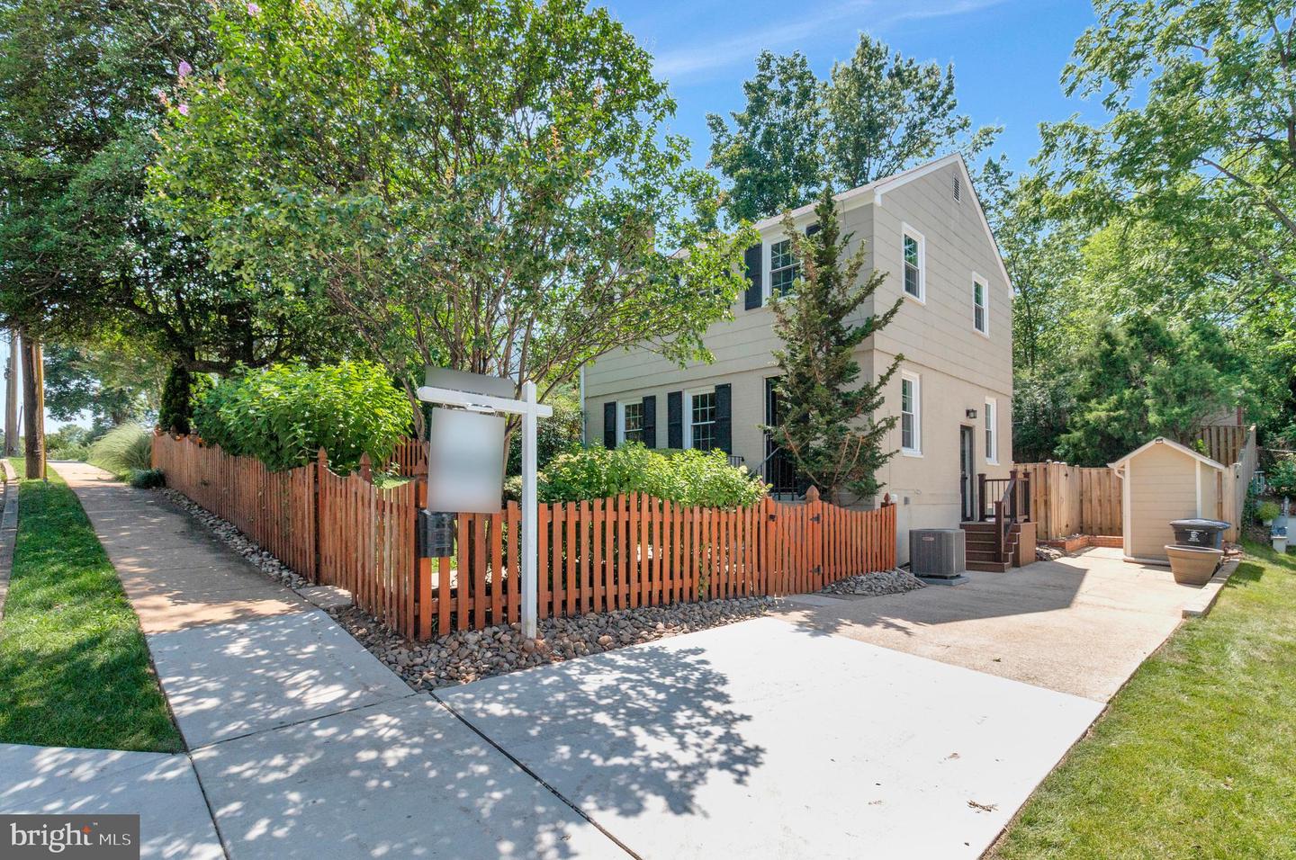 970 N LONGFELLOW ST, ARLINGTON, Virginia 22205, 3 Bedrooms Bedrooms, ,2 BathroomsBathrooms,Residential,For sale,970 N LONGFELLOW ST,VAAR2057934 MLS # VAAR2057934