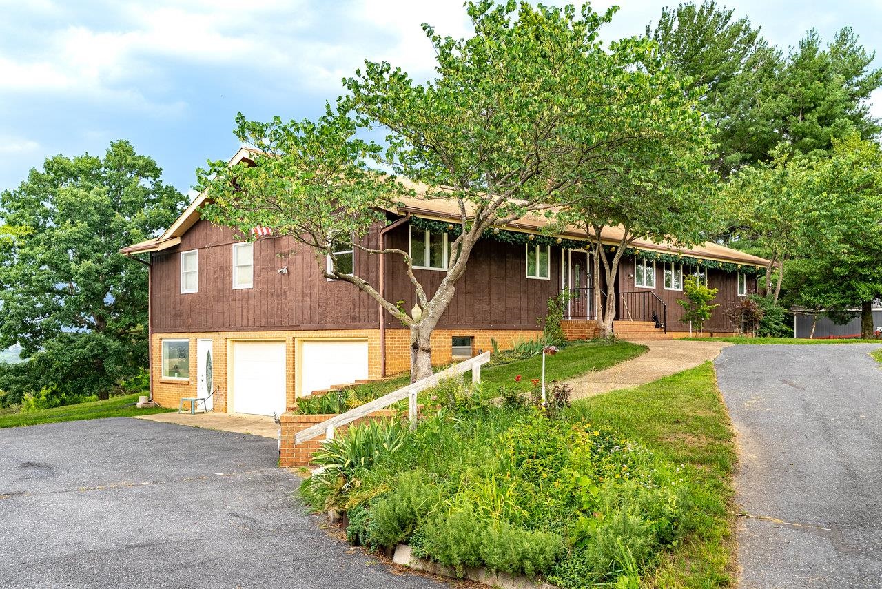 7600 TALL CEDARS LN, BRIDGEWATER, Virginia 22812, 4 Bedrooms Bedrooms, ,3 BathroomsBathrooms,Residential,7600 TALL CEDARS LN,666265 MLS # 666265