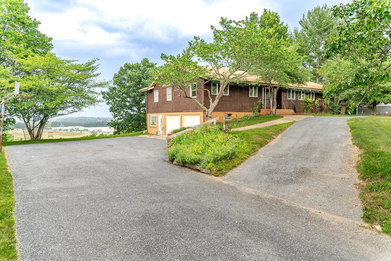 7600 TALL CEDARS LN, BRIDGEWATER, Virginia 22812, 4 Bedrooms Bedrooms, ,3 BathroomsBathrooms,Residential,7600 TALL CEDARS LN,666265 MLS # 666265