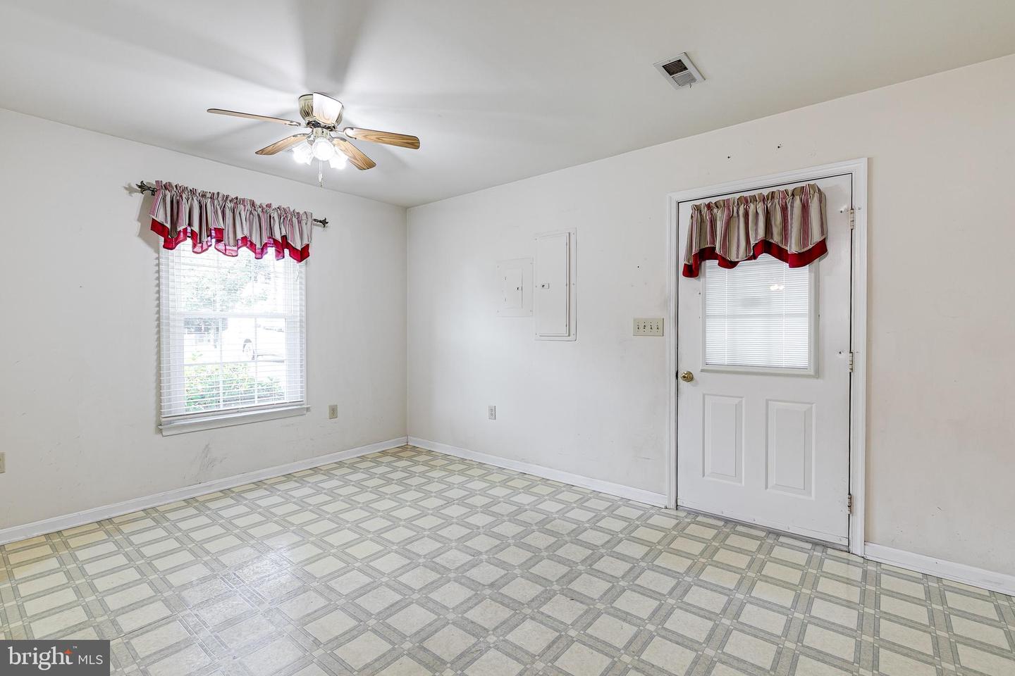 215 MAURY AVE, BOWLING GREEN, Virginia 22427, 2 Bedrooms Bedrooms, ,1 BathroomBathrooms,Residential,For sale,215 MAURY AVE,VACV2008324 MLS # VACV2008324
