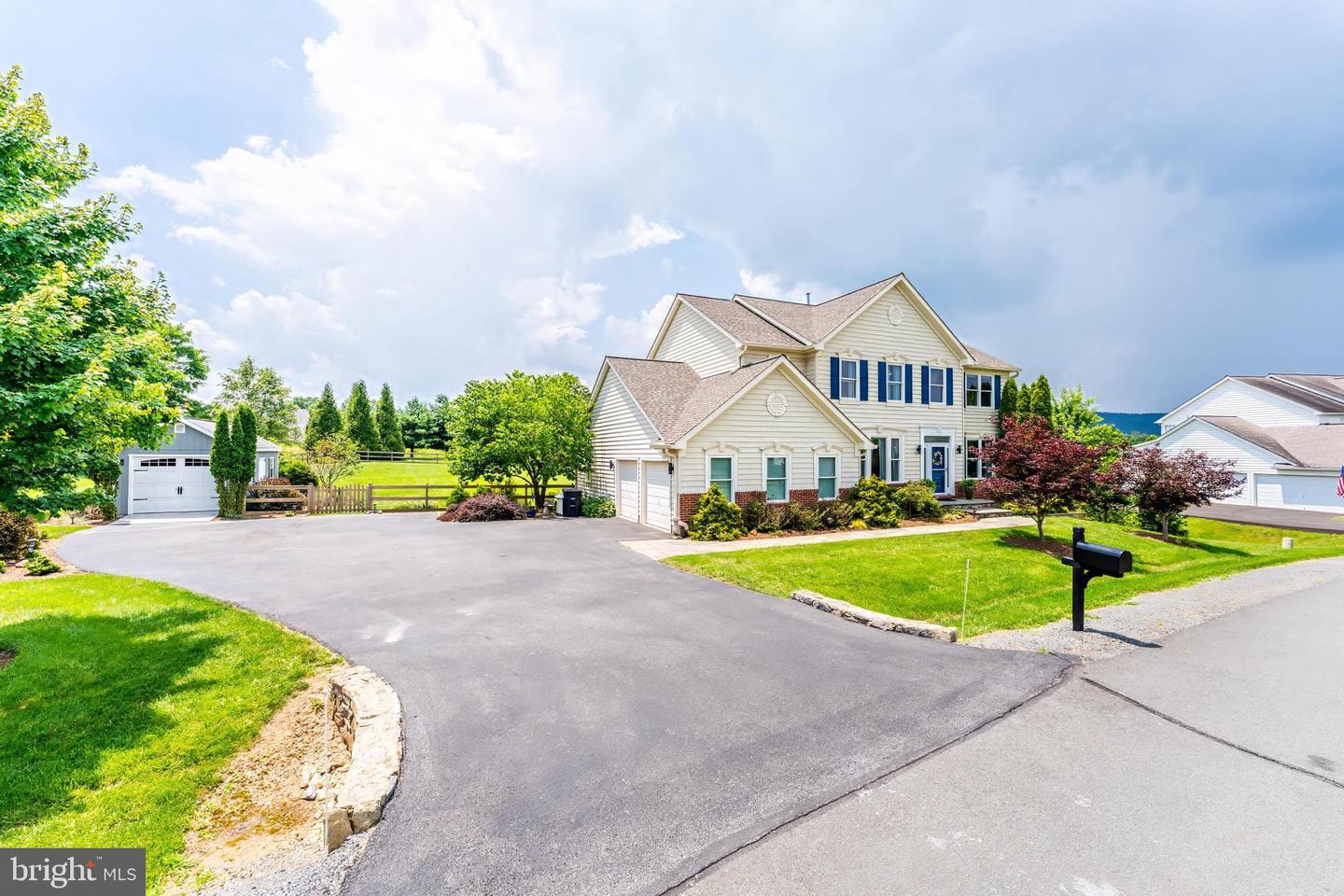 38795 DUTCHMANS KNOLL DR, LOVETTSVILLE, Virginia 20180, 4 Bedrooms Bedrooms, ,4 BathroomsBathrooms,Residential,For sale,38795 DUTCHMANS KNOLL DR,VALO2099688 MLS # VALO2099688