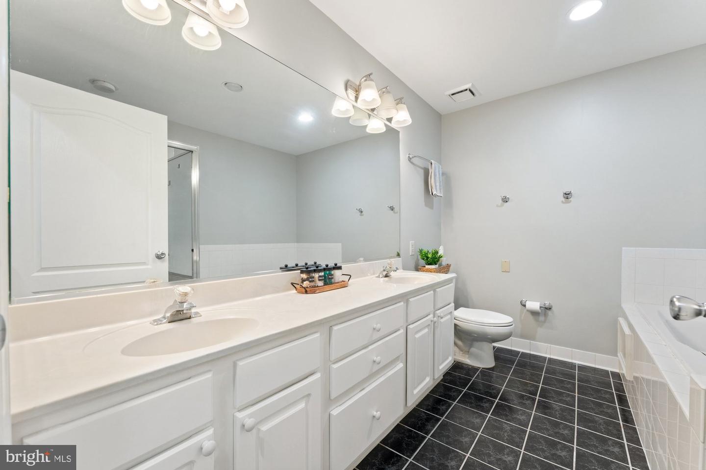 6908 FAIRFAX DR #202, ARLINGTON, Virginia 22213, 2 Bedrooms Bedrooms, ,2 BathroomsBathrooms,Residential,For sale,6908 FAIRFAX DR #202,VAAR2059422 MLS # VAAR2059422