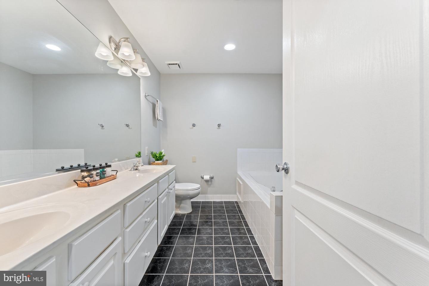 6908 FAIRFAX DR #202, ARLINGTON, Virginia 22213, 2 Bedrooms Bedrooms, ,2 BathroomsBathrooms,Residential,For sale,6908 FAIRFAX DR #202,VAAR2059422 MLS # VAAR2059422