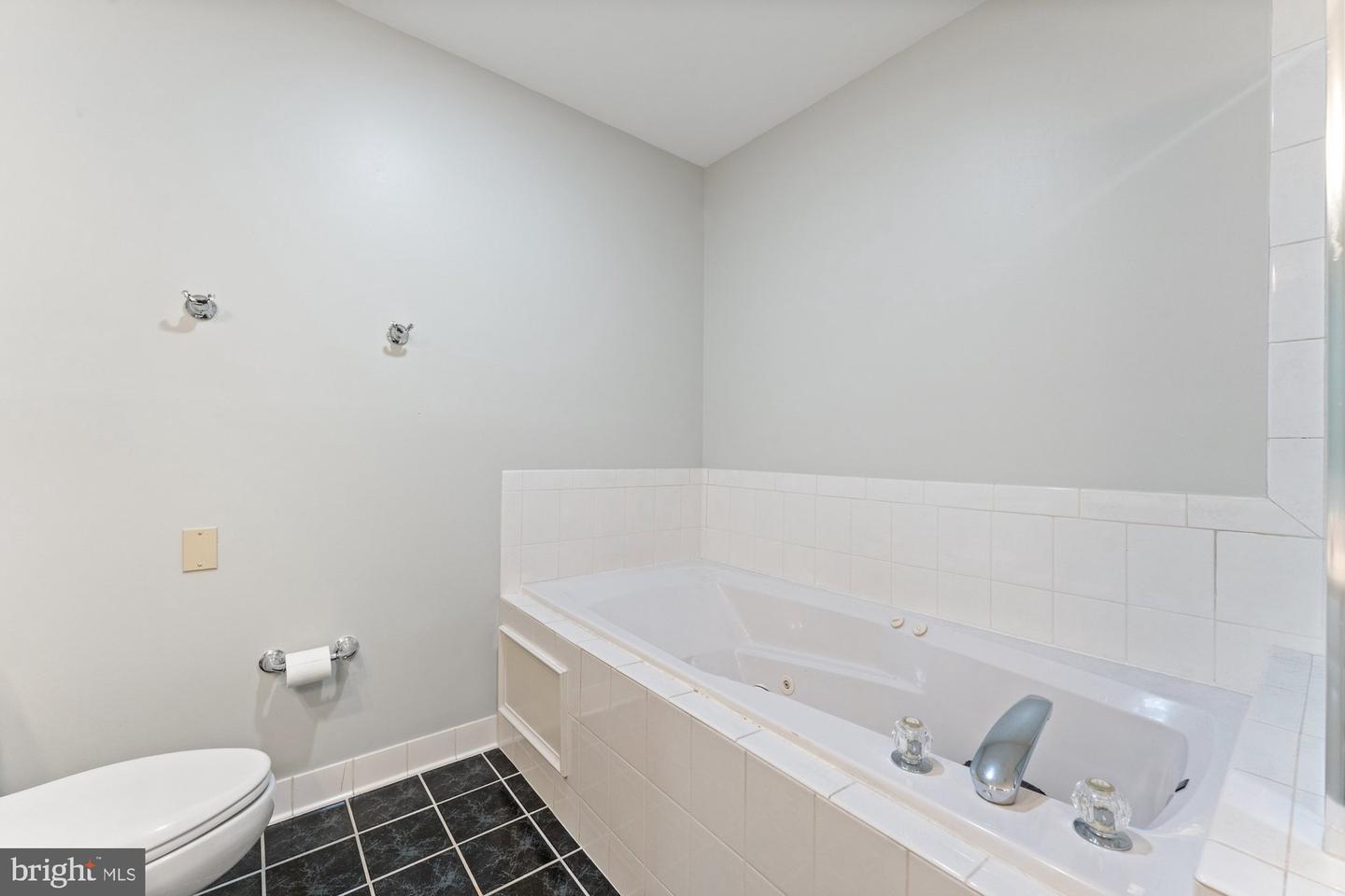 6908 FAIRFAX DR #202, ARLINGTON, Virginia 22213, 2 Bedrooms Bedrooms, ,2 BathroomsBathrooms,Residential,For sale,6908 FAIRFAX DR #202,VAAR2059422 MLS # VAAR2059422