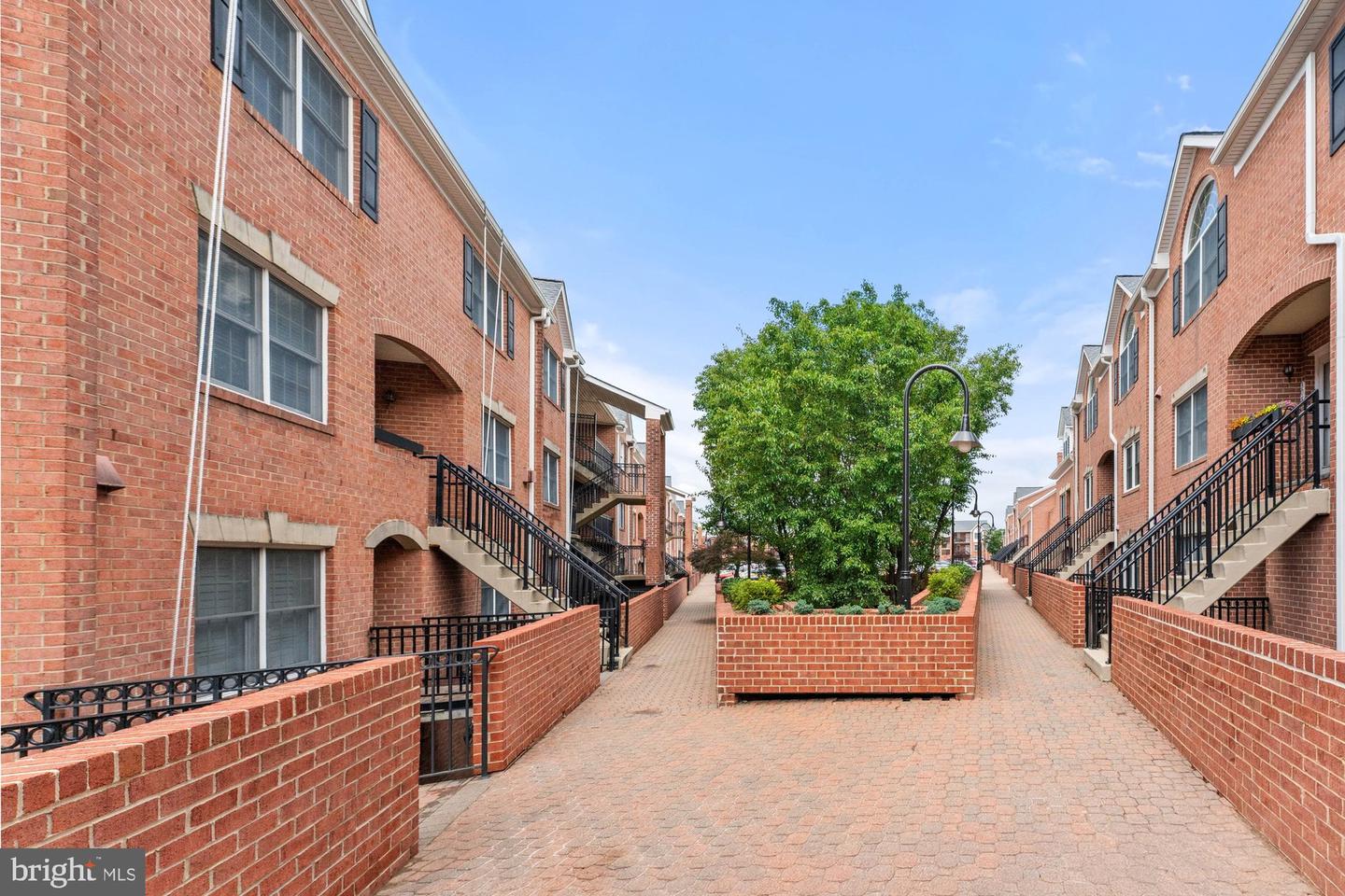 6908 FAIRFAX DR #202, ARLINGTON, Virginia 22213, 2 Bedrooms Bedrooms, ,2 BathroomsBathrooms,Residential,For sale,6908 FAIRFAX DR #202,VAAR2059422 MLS # VAAR2059422