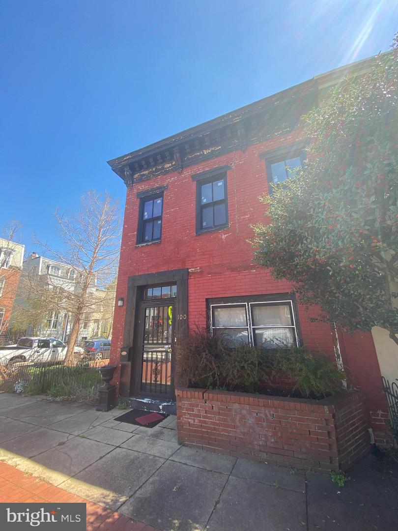 100 6TH ST SE, WASHINGTON, District Of Columbia 20003, 5 Bedrooms Bedrooms, ,3 BathroomsBathrooms,Residential,For sale,100 6TH ST SE,DCDC2207650 MLS # DCDC2207650