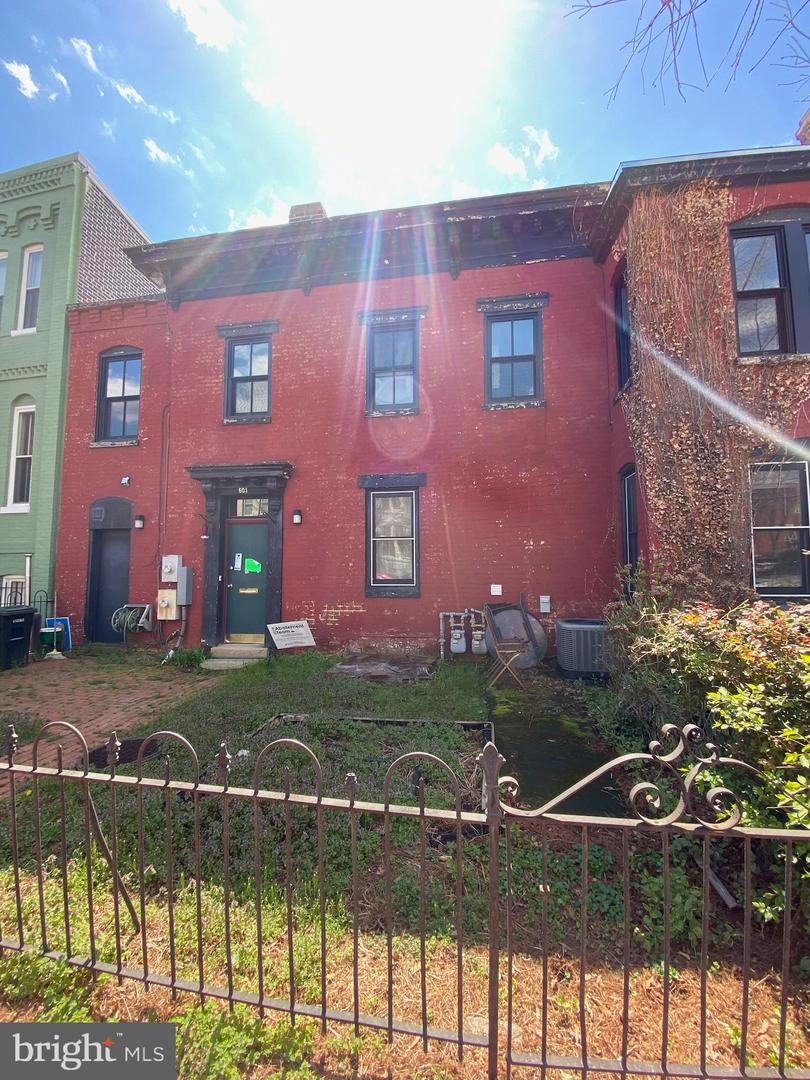 100 6TH ST SE, WASHINGTON, District Of Columbia 20003, 5 Bedrooms Bedrooms, ,3 BathroomsBathrooms,Residential,For sale,100 6TH ST SE,DCDC2207650 MLS # DCDC2207650
