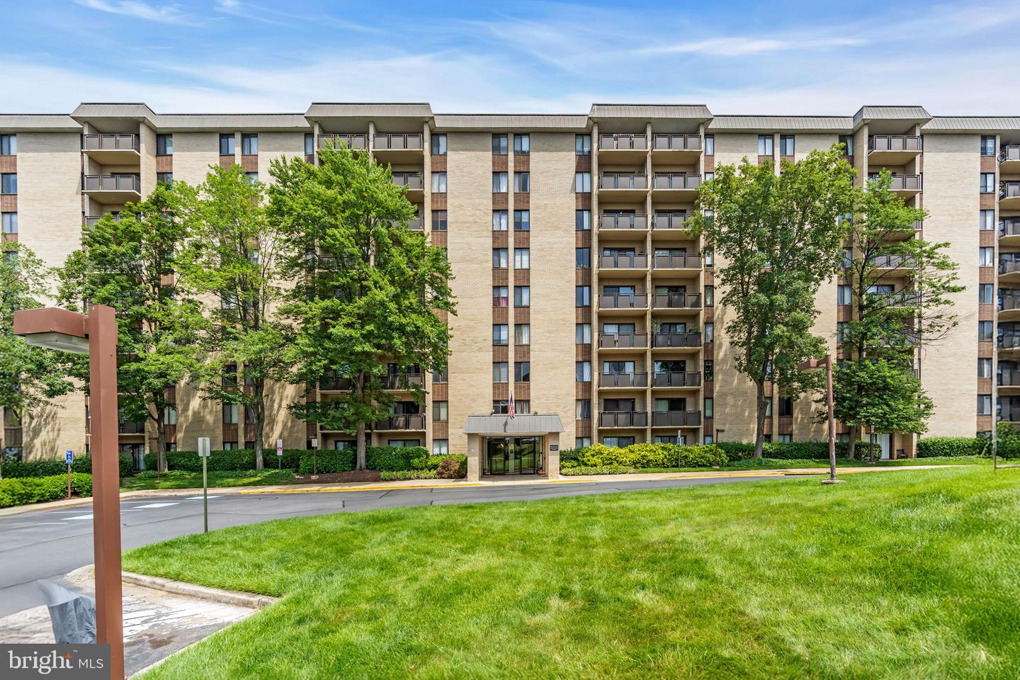3100 S MANCHESTER ST #827, FALLS CHURCH, Virginia 22044, 2 Bedrooms Bedrooms, ,1 BathroomBathrooms,Residential,For sale,3100 S MANCHESTER ST #827,VAFX2251732 MLS # VAFX2251732