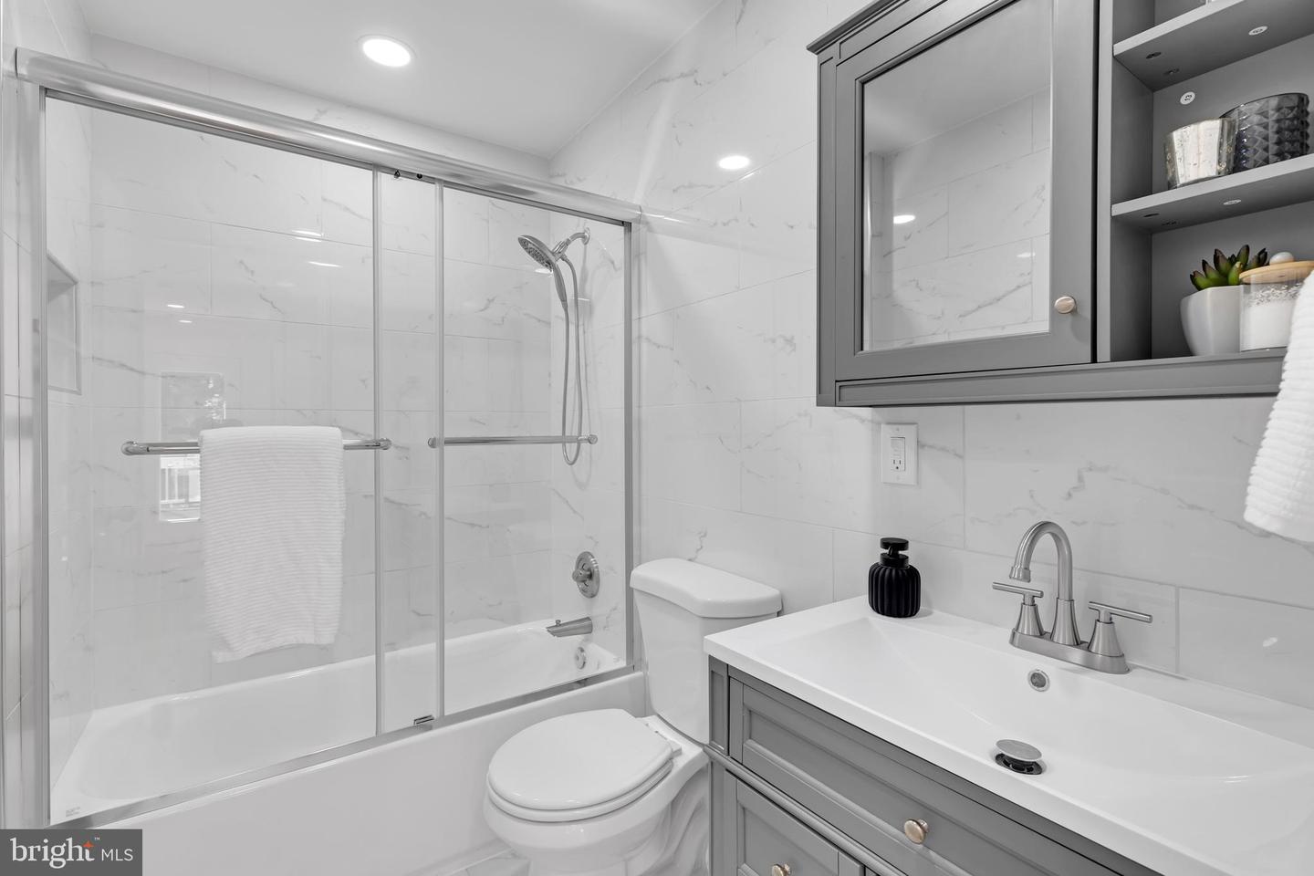 3805 CAROLYN AVE, FAIRFAX, Virginia 22031, 6 Bedrooms Bedrooms, ,5 BathroomsBathrooms,Residential,For sale,3805 CAROLYN AVE,VAFC2006544 MLS # VAFC2006544