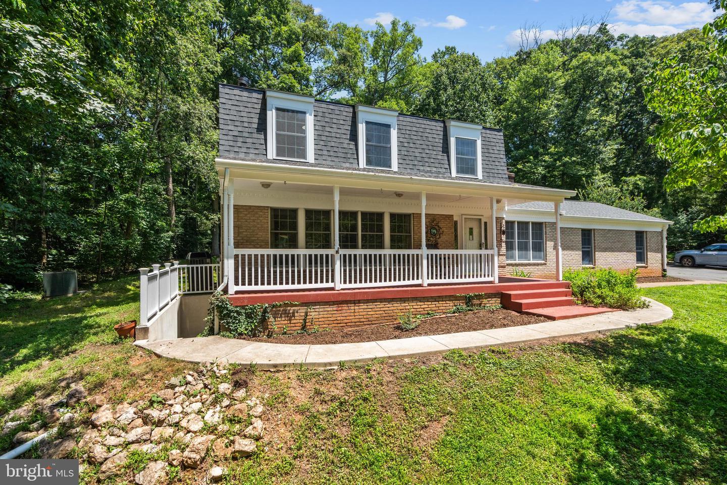 10418 ADEL RD, OAKTON, Virginia 22124, 4 Bedrooms Bedrooms, ,4 BathroomsBathrooms,Residential,For sale,10418 ADEL RD,VAFX2252430 MLS # VAFX2252430