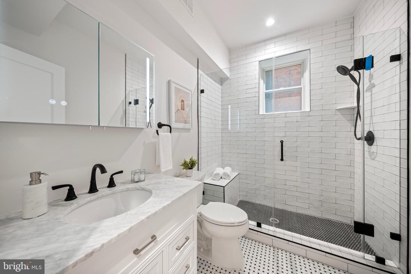 131 11TH ST NE #2, WASHINGTON, District Of Columbia 20002, 2 Bedrooms Bedrooms, 5 Rooms Rooms,1 BathroomBathrooms,Residential,For sale,131 11TH ST NE #2,DCDC2208270 MLS # DCDC2208270