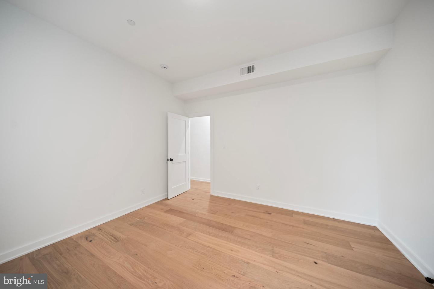 131 11TH ST NE #2, WASHINGTON, District Of Columbia 20002, 2 Bedrooms Bedrooms, 5 Rooms Rooms,1 BathroomBathrooms,Residential,For sale,131 11TH ST NE #2,DCDC2208270 MLS # DCDC2208270