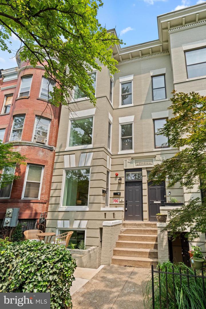 131 11TH ST NE #2, WASHINGTON, District Of Columbia 20002, 2 Bedrooms Bedrooms, 5 Rooms Rooms,1 BathroomBathrooms,Residential,For sale,131 11TH ST NE #2,DCDC2208270 MLS # DCDC2208270