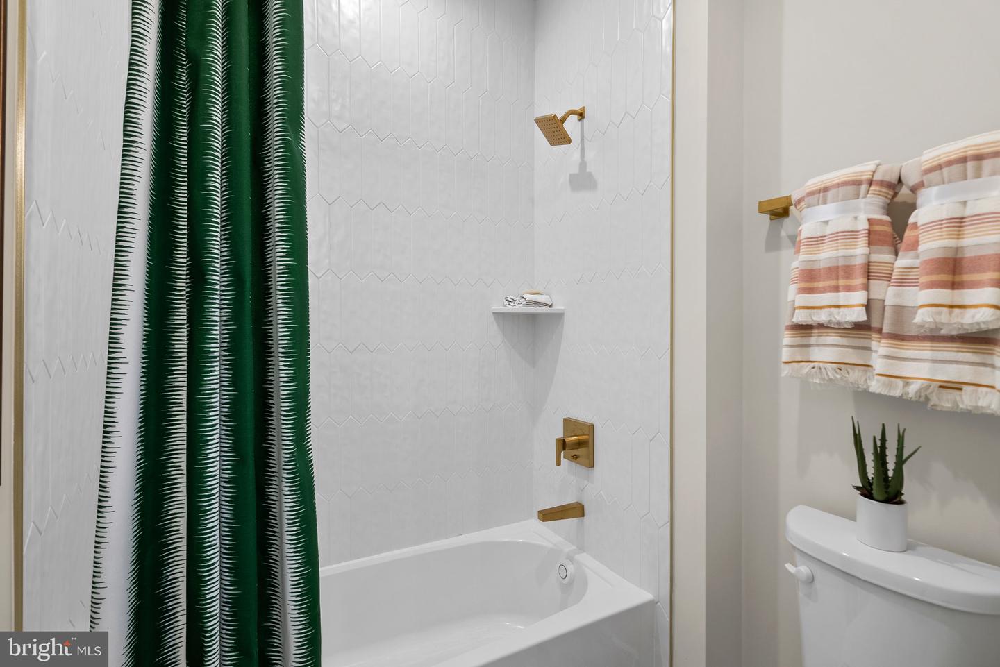 38875 SILVER KING CIR, WATERFORD, Virginia 20197, 6 Bedrooms Bedrooms, ,5 BathroomsBathrooms,Residential,For sale,38875 SILVER KING CIR,VALO2100784 MLS # VALO2100784