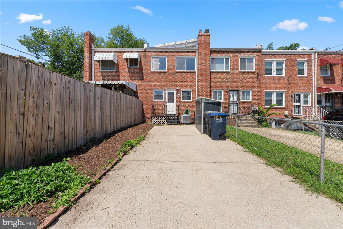 307 19TH ST NE, WASHINGTON, District Of Columbia 20002, 3 Bedrooms Bedrooms, ,1 BathroomBathrooms,Residential,For sale,307 19TH ST NE,DCDC2208398 MLS # DCDC2208398