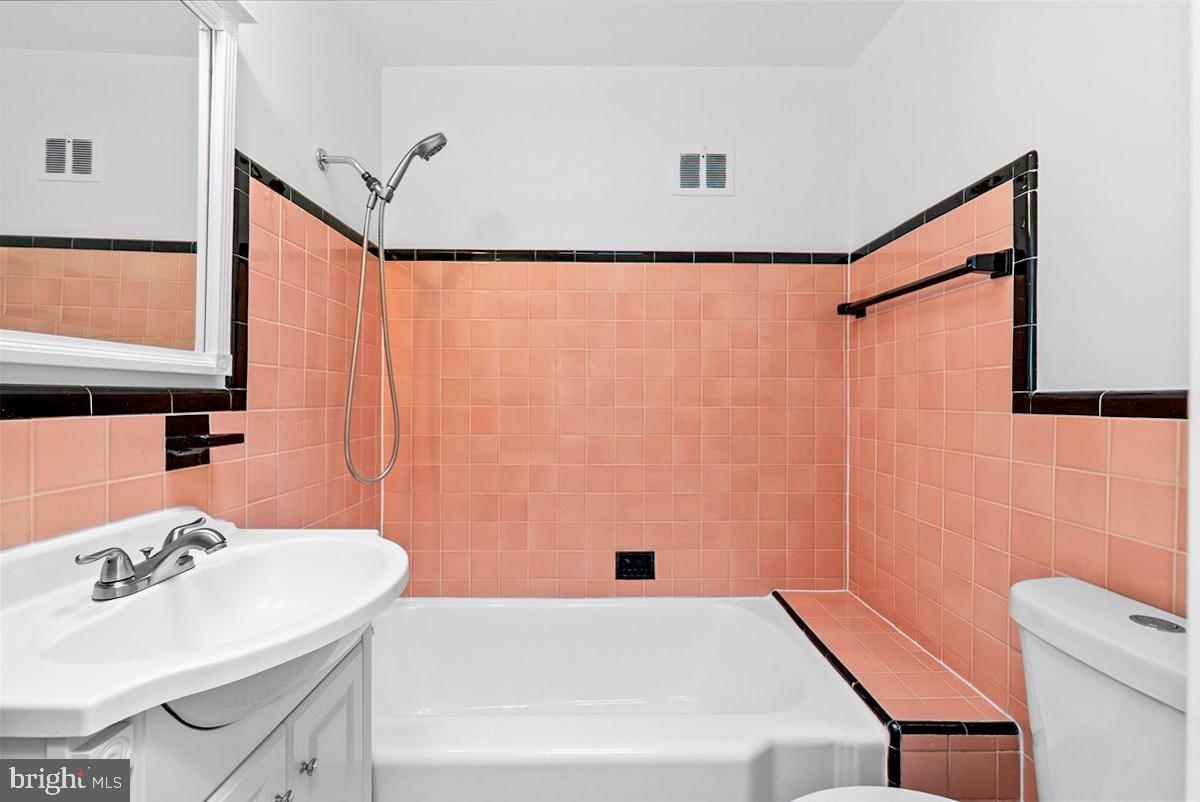 307 19TH ST NE, WASHINGTON, District Of Columbia 20002, 3 Bedrooms Bedrooms, ,1 BathroomBathrooms,Residential,For sale,307 19TH ST NE,DCDC2208398 MLS # DCDC2208398