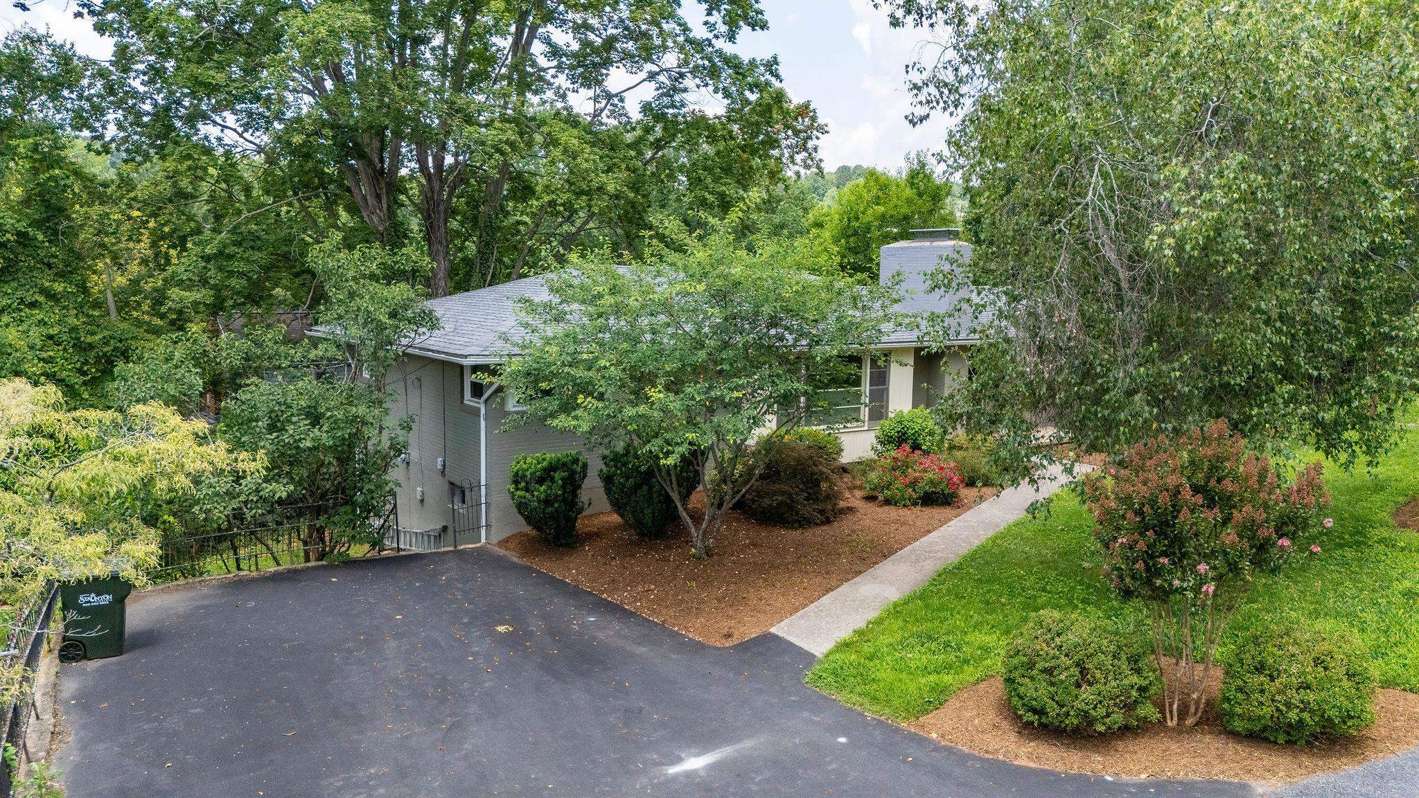 916 SELMA BLVD, STAUNTON, Virginia 24401, 3 Bedrooms Bedrooms, ,2 BathroomsBathrooms,Residential,916 SELMA BLVD,666275 MLS # 666275
