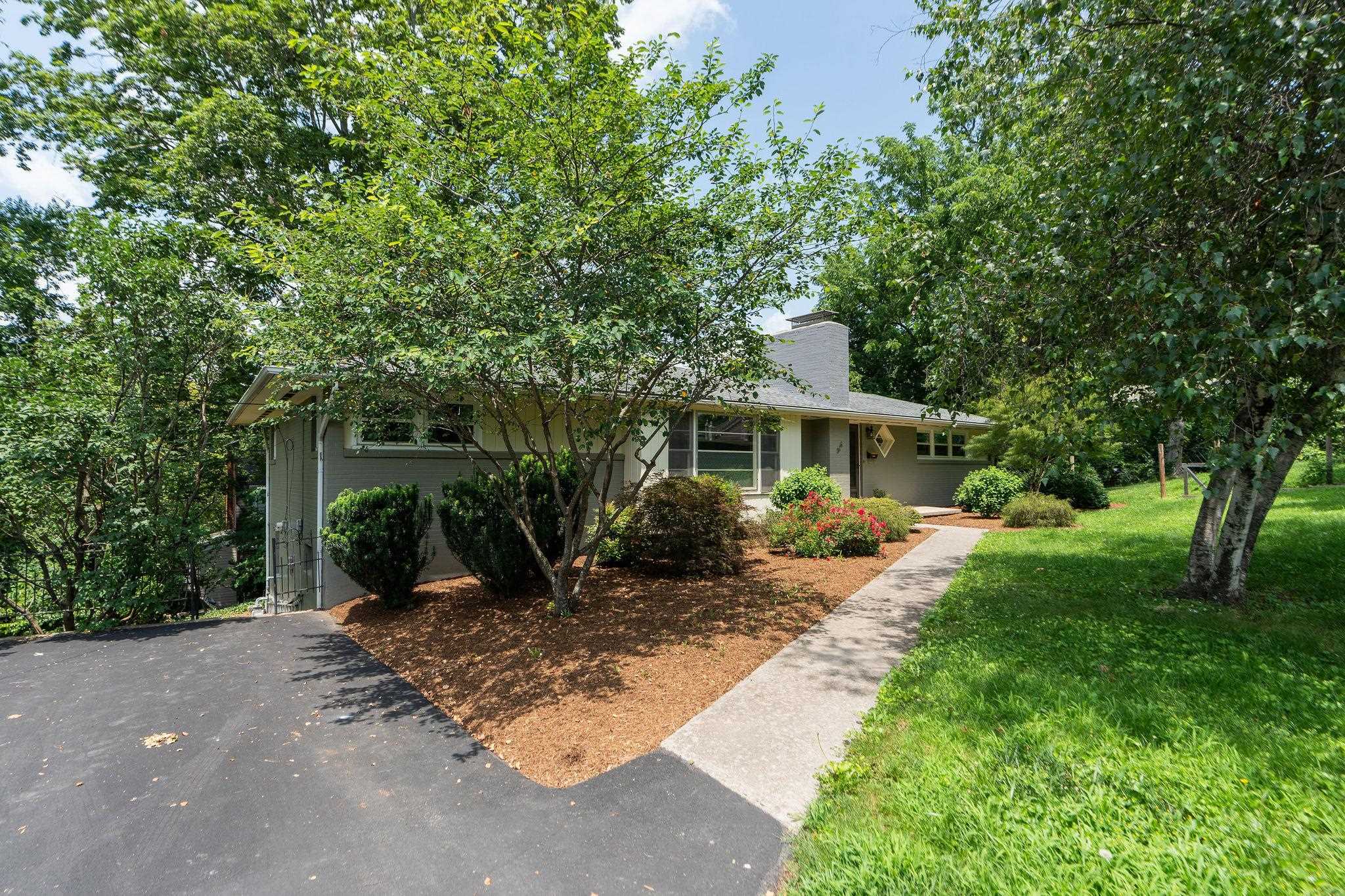 916 SELMA BLVD, STAUNTON, Virginia 24401, 3 Bedrooms Bedrooms, ,2 BathroomsBathrooms,Residential,916 SELMA BLVD,666275 MLS # 666275