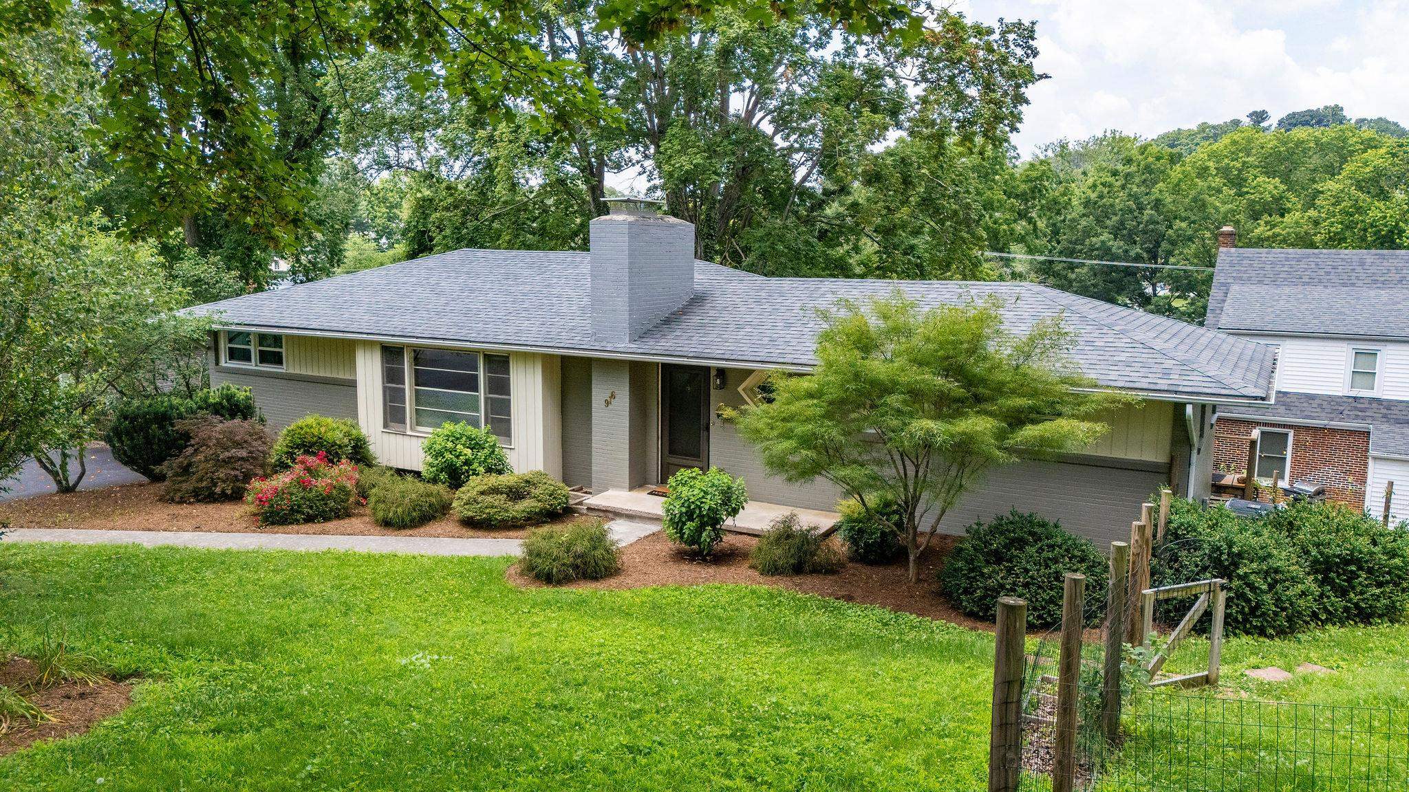 916 SELMA BLVD, STAUNTON, Virginia 24401, 3 Bedrooms Bedrooms, ,2 BathroomsBathrooms,Residential,916 SELMA BLVD,666275 MLS # 666275