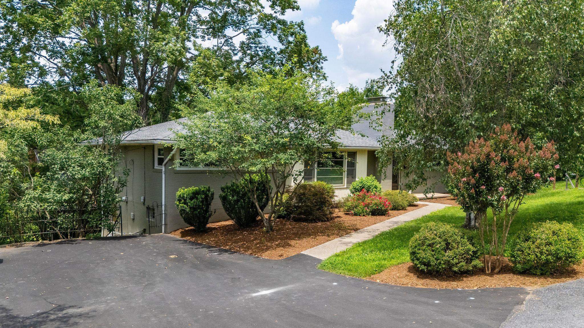 916 SELMA BLVD, STAUNTON, Virginia 24401, 3 Bedrooms Bedrooms, ,2 BathroomsBathrooms,Residential,916 SELMA BLVD,666275 MLS # 666275