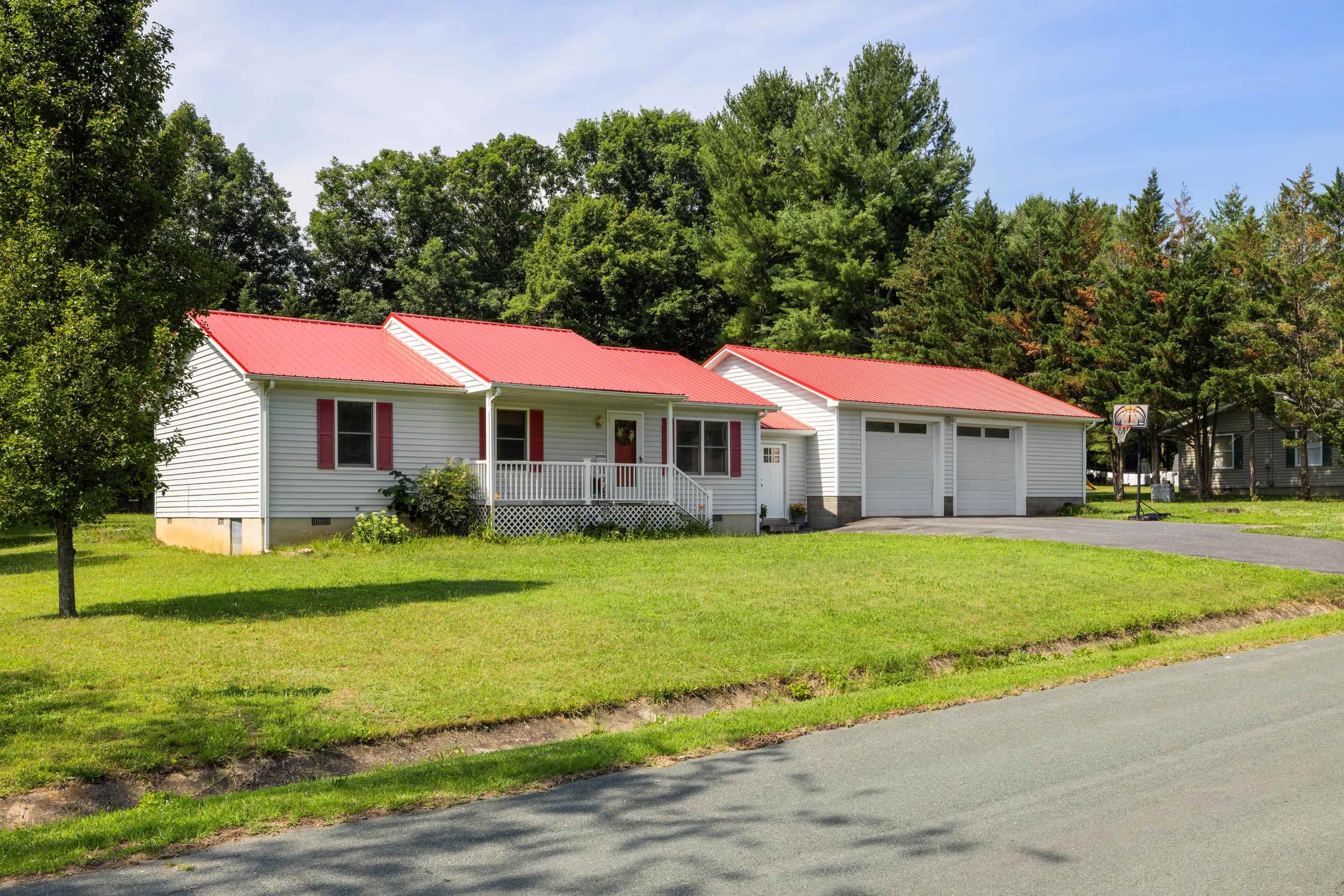 57 GREENBRIAR LN, STUARTS DRAFT, Virginia 24477, 3 Bedrooms Bedrooms, ,2 BathroomsBathrooms,Residential,57 GREENBRIAR LN,666288 MLS # 666288