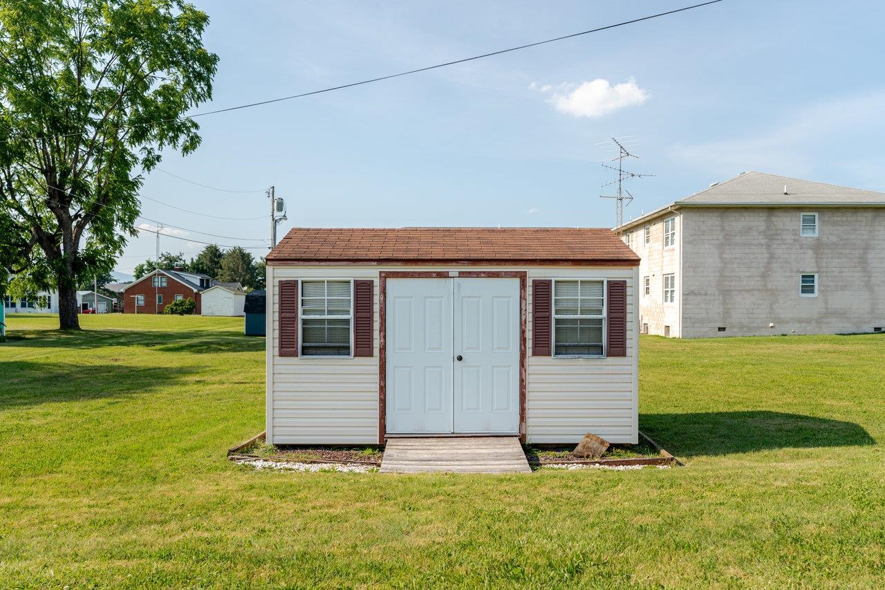205 LEWIS AVE, ELKTON, Virginia 22827, 3 Bedrooms Bedrooms, ,1 BathroomBathrooms,Residential,205 LEWIS AVE,666293 MLS # 666293