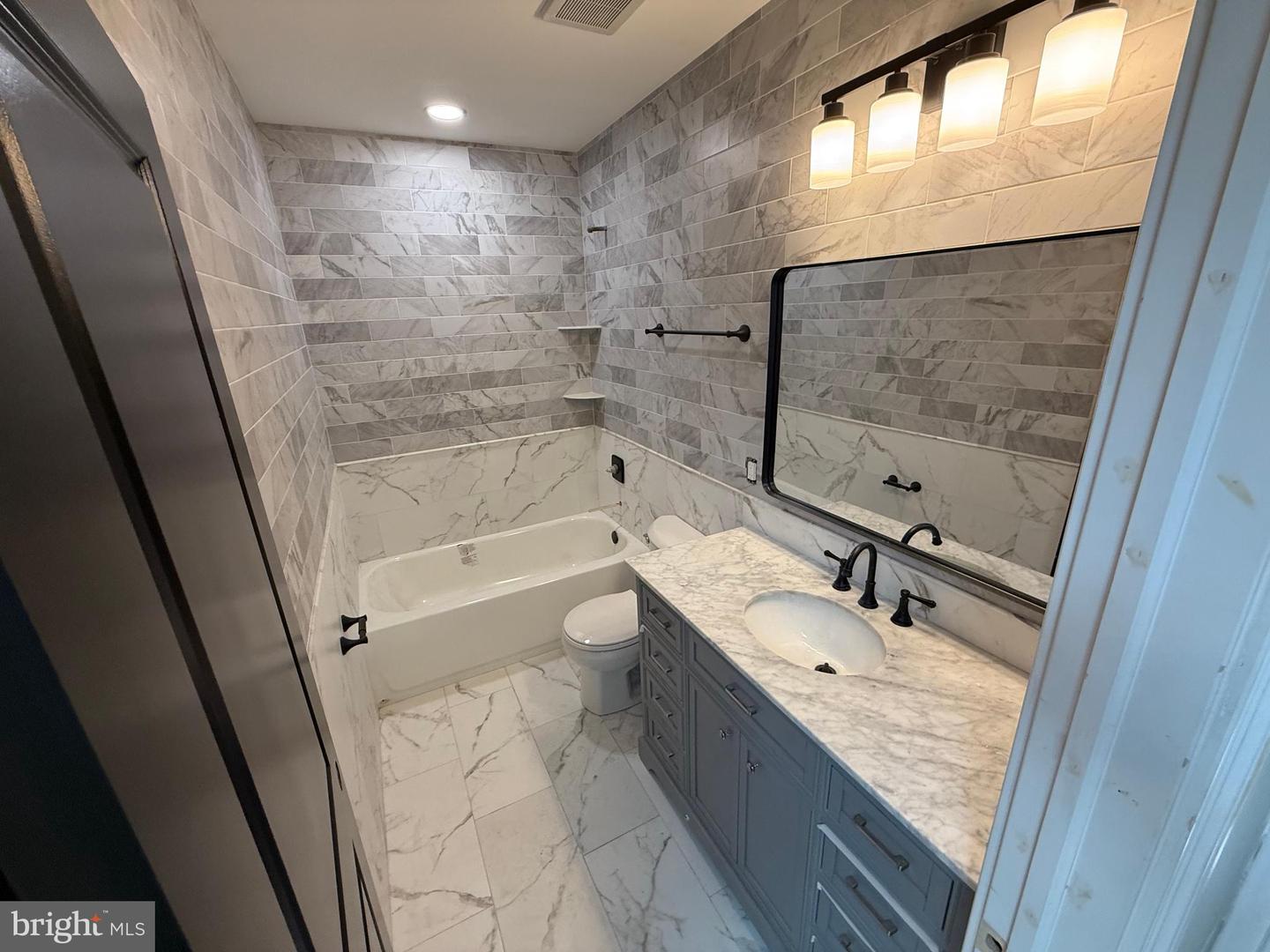 422 11TH ST SE, WASHINGTON, District Of Columbia 20003, 3 Bedrooms Bedrooms, ,2 BathroomsBathrooms,Residential,For sale,422 11TH ST SE,DCDC2203930 MLS # DCDC2203930