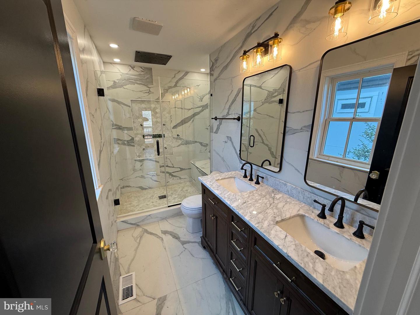 422 11TH ST SE, WASHINGTON, District Of Columbia 20003, 3 Bedrooms Bedrooms, ,2 BathroomsBathrooms,Residential,For sale,422 11TH ST SE,DCDC2203930 MLS # DCDC2203930