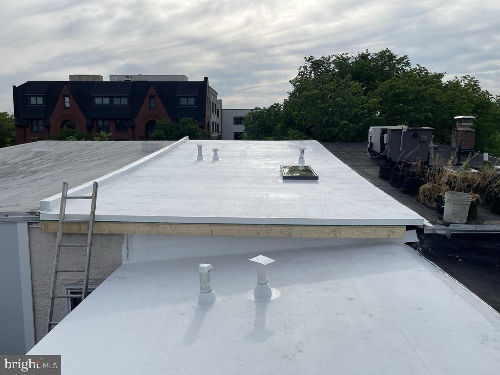422 11TH ST SE, WASHINGTON, District Of Columbia 20003, 3 Bedrooms Bedrooms, ,2 BathroomsBathrooms,Residential,For sale,422 11TH ST SE,DCDC2203930 MLS # DCDC2203930