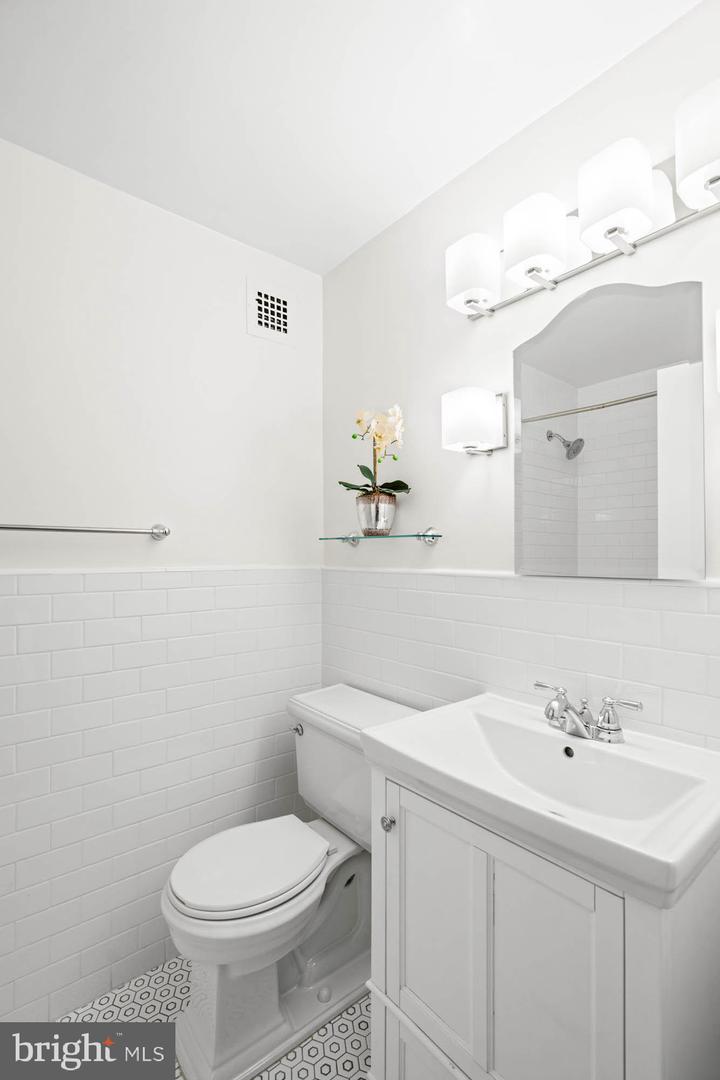4740 CONNECTICUT AVE NW #204, WASHINGTON, District Of Columbia 20008, 1 Bedroom Bedrooms, ,1 BathroomBathrooms,Residential,For sale,4740 CONNECTICUT AVE NW #204,DCDC2205440 MLS # DCDC2205440