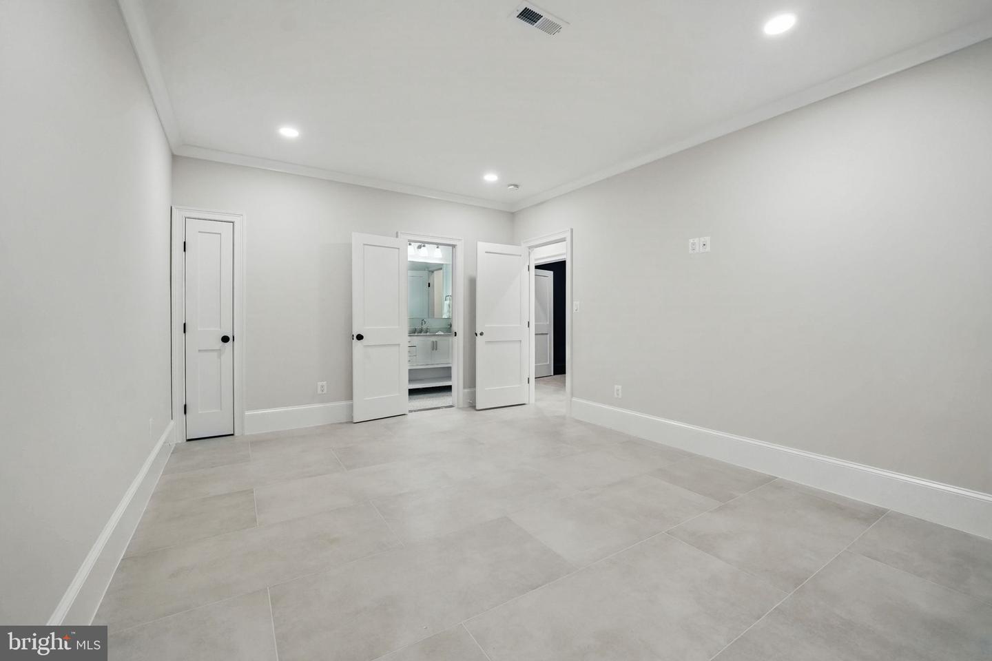 4705 25TH ST N, ARLINGTON, Virginia 22207, 7 Bedrooms Bedrooms, ,6 BathroomsBathrooms,Residential,For sale,4705 25TH ST N,VAAR2059122 MLS # VAAR2059122