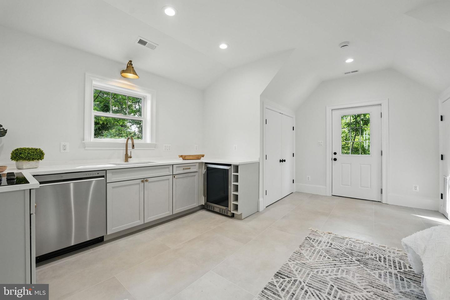 4705 25TH ST N, ARLINGTON, Virginia 22207, 7 Bedrooms Bedrooms, ,6 BathroomsBathrooms,Residential,For sale,4705 25TH ST N,VAAR2059122 MLS # VAAR2059122