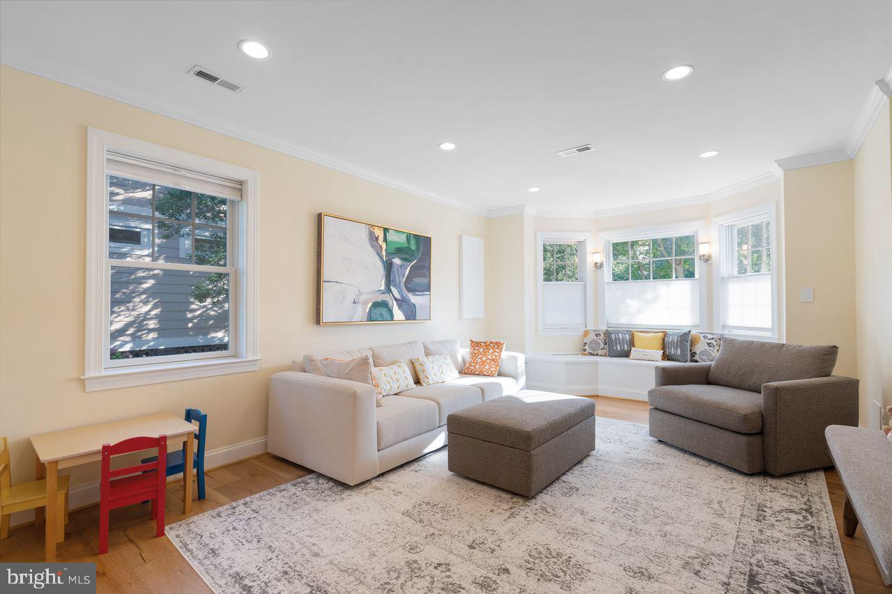 629 N ILLINOIS ST, ARLINGTON, Virginia 22205, 5 Bedrooms Bedrooms, ,3 BathroomsBathrooms,Residential,For sale,629 N ILLINOIS ST,VAAR2059374 MLS # VAAR2059374