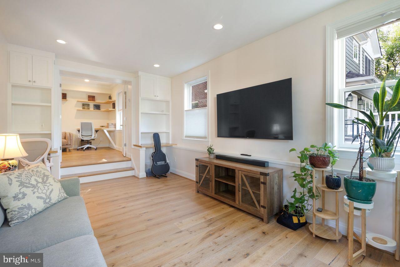 629 N ILLINOIS ST, ARLINGTON, Virginia 22205, 5 Bedrooms Bedrooms, ,3 BathroomsBathrooms,Residential,For sale,629 N ILLINOIS ST,VAAR2059374 MLS # VAAR2059374