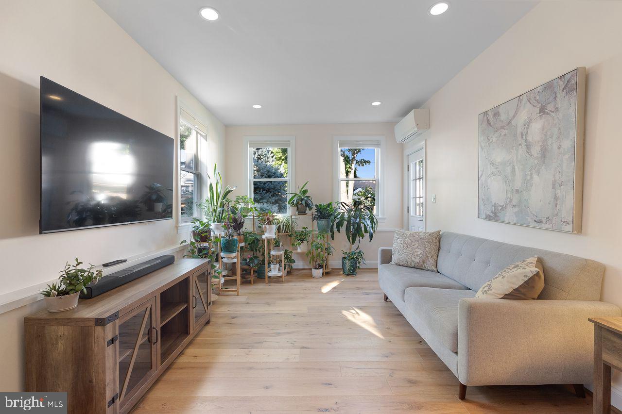 629 N ILLINOIS ST, ARLINGTON, Virginia 22205, 5 Bedrooms Bedrooms, ,3 BathroomsBathrooms,Residential,For sale,629 N ILLINOIS ST,VAAR2059374 MLS # VAAR2059374