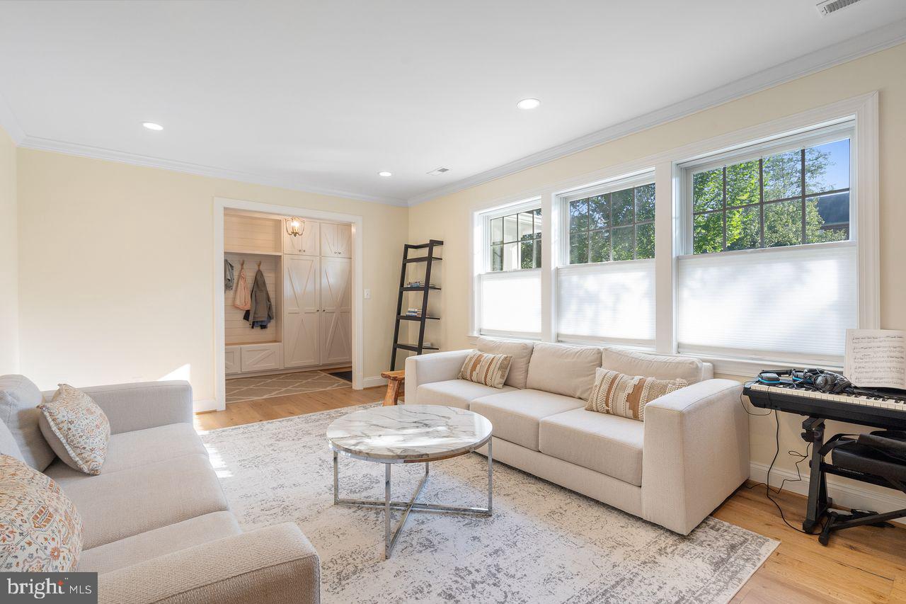 629 N ILLINOIS ST, ARLINGTON, Virginia 22205, 5 Bedrooms Bedrooms, ,3 BathroomsBathrooms,Residential,For sale,629 N ILLINOIS ST,VAAR2059374 MLS # VAAR2059374
