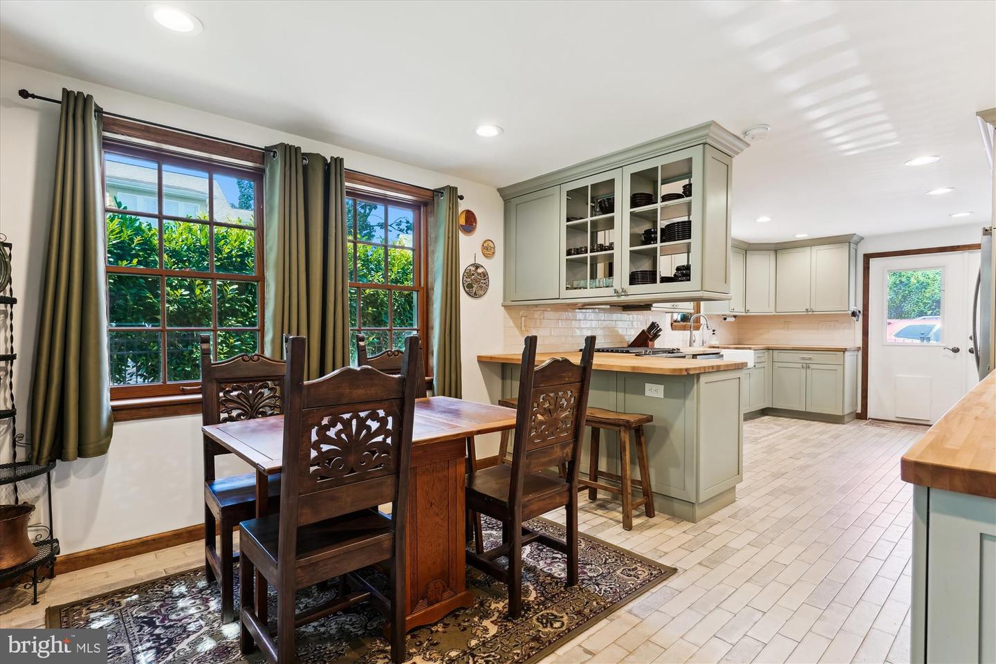 133 N HIGHLAND ST N, ARLINGTON, Virginia 22201, 4 Bedrooms Bedrooms, ,2 BathroomsBathrooms,Residential,For sale,133 N HIGHLAND ST N,VAAR2059456 MLS # VAAR2059456