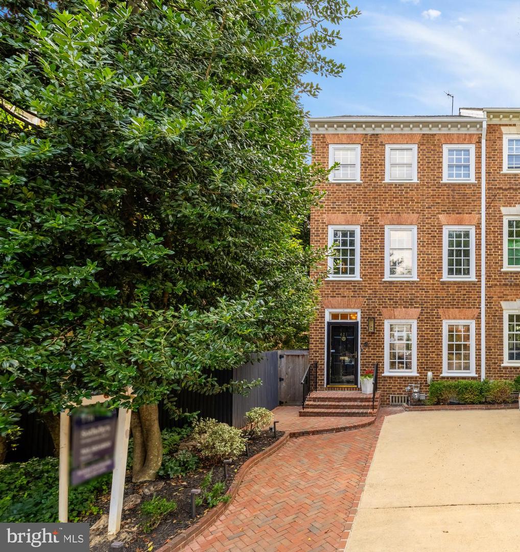 421 S SAINT ASAPH ST, ALEXANDRIA, Virginia 22314, 4 Bedrooms Bedrooms, ,3 BathroomsBathrooms,Residential,For sale,421 S SAINT ASAPH ST,VAAX2046668 MLS # VAAX2046668