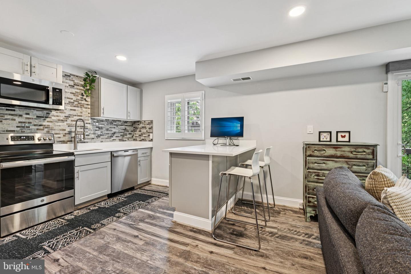 3300 S 28TH ST #403, ALEXANDRIA, Virginia 22302, 2 Bedrooms Bedrooms, ,1 BathroomBathrooms,Residential,For sale,3300 S 28TH ST #403,VAAX2046730 MLS # VAAX2046730
