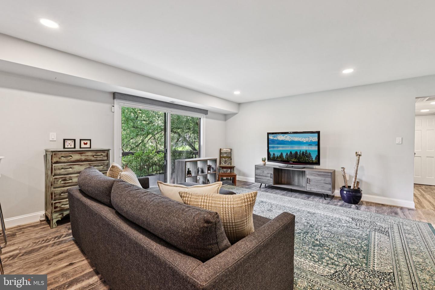 3300 S 28TH ST #403, ALEXANDRIA, Virginia 22302, 2 Bedrooms Bedrooms, ,1 BathroomBathrooms,Residential,For sale,3300 S 28TH ST #403,VAAX2046730 MLS # VAAX2046730