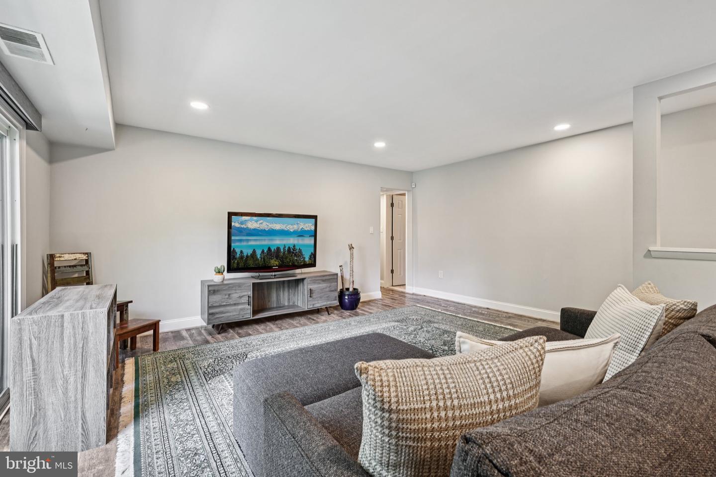 3300 S 28TH ST #403, ALEXANDRIA, Virginia 22302, 2 Bedrooms Bedrooms, ,1 BathroomBathrooms,Residential,For sale,3300 S 28TH ST #403,VAAX2046730 MLS # VAAX2046730