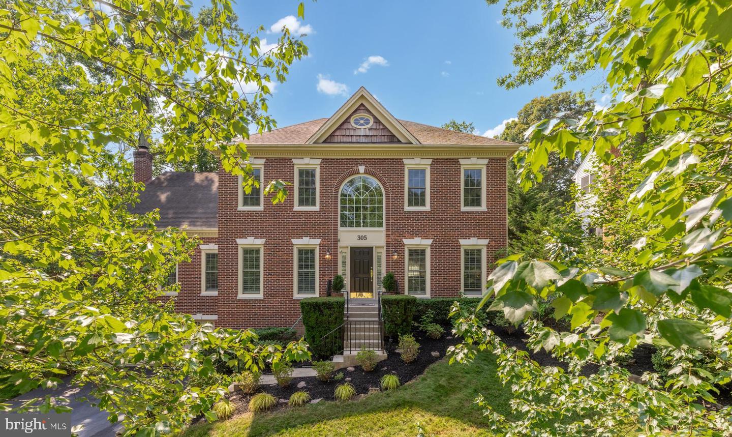 305 SPRINGWOOD CT NE, VIENNA, Virginia 22180, 5 Bedrooms Bedrooms, 18 Rooms Rooms,3 BathroomsBathrooms,Residential,For sale,305 SPRINGWOOD CT NE,VAFX2249034 MLS # VAFX2249034