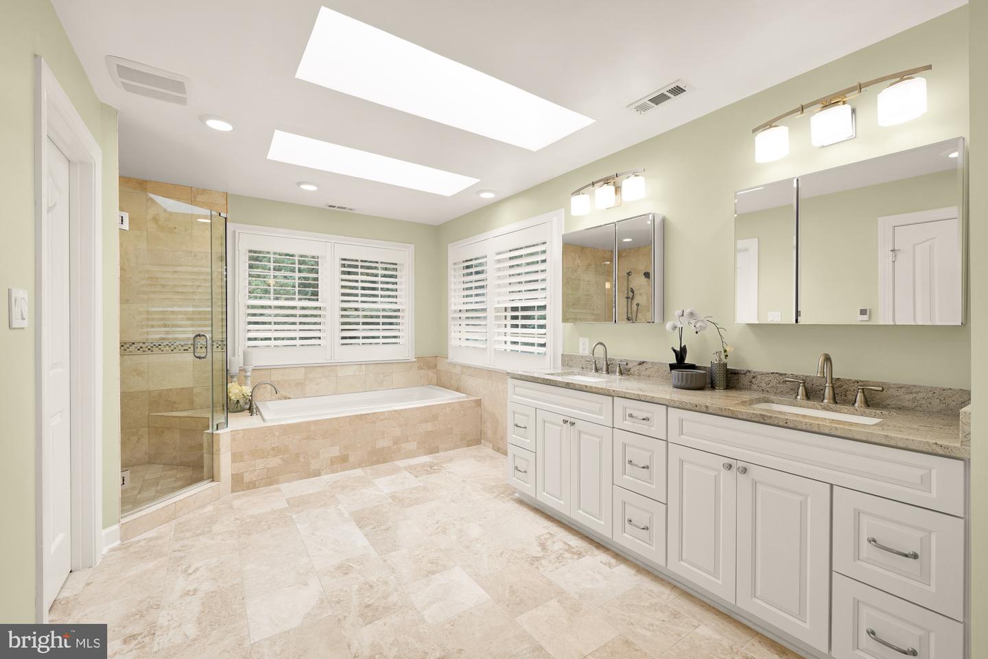 305 SPRINGWOOD CT NE, VIENNA, Virginia 22180, 5 Bedrooms Bedrooms, 18 Rooms Rooms,3 BathroomsBathrooms,Residential,For sale,305 SPRINGWOOD CT NE,VAFX2249034 MLS # VAFX2249034
